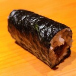 鮨 さかい - ㉕干瓢巻き
      海苔の薫りが素晴らしく、赤酢のシャリの美味しさを素直に感じ取れます。
      30代まで干瓢って何が良いの？と思っていましたが、この年になると美味しいなぁ、と思ってしまいますね。