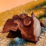 鮨 さかい - ④真蛸桜煮(福岡県志賀島産)
      産卵期は初夏～初秋、旬は抱卵する初夏～初秋と旨みが強くなる晩秋～冬の2回
      雌は軟らかな繊維質で、食べ易く噛むほどに旨みが拡がり、柚子の香りが喉から鼻に立ち登る様に薫ります