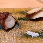 鮨 さかい - ④真蛸桜煮(福岡県志賀島産)
      産卵期は初夏～初秋、旬は抱卵する初夏～初秋と旨みが強くなる晩秋～冬の2回
      ⑤酒蒸し黒鮑(佐賀県唐津産)
      黒鮑の産卵期は秋～冬、旬は初夏～夏