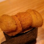 鮨 さかい - ㉒蝦夷馬糞雲丹(北海道浜中)軍艦巻き
      産卵期は夏～秋、旬は初夏～夏。
      雲丹を頂く時はは5秒ホールド。
      ハッキリとした甘みと濃いめの旨み、複雑な後味に余韻を感じます。