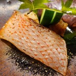 鮨 さかい - ⑨炭火焼き釣りきんき(正式名:喜知次、北海道網走産)の西京焼き、醪味噌&胡瓜添え
      産卵期は晩冬～晩春、旬は秋～冬
      皮下の脂のりが凄くてプルプルした食感と濃厚な旨みが印象的。