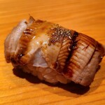 鮨 さかい - ㉓穴子(長崎県対馬列島産)、山椒
      産卵期は初夏～初秋、旬は夏～秋、寿命3~7年
      穴子も旬を迎え、脂がのってます
      ふわふわと柔らかい煮穴子、温かいシャリ
      一気に拡がる旨み、ツメも濃過ぎず軽やかな後味です