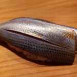 鮨 さかい - ⑬小鰭(熊本県天草産)
      産卵期は春。新子は初夏、小鰭は夏、鮗は晩秋～晩冬、寿命3年
      塩振りと〆具合は旨みと香りのバランスが良く好きです
      魚の成長度合いによって塩振り量が変わる熟練の技が必要なネタですね