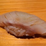 鮨 さかい - ⑪松皮鰈(別称:王鰈、北海道噴火湾産)
      産卵期は春～初夏、旬は晩夏～冬
      鮃に負けない程に脂がのり美味しいことから鰈の王様と言われるが、名に劣らぬ味わい
      天然ものは稀少で九州で食べられるなんてラッキー！