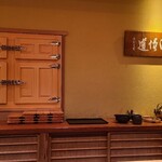 鮨 さかい - いつもの様に店内は凛とした設えに風格があり、程好い緊張感があります
      13時30分になったところで堺大将の口上により宴が始まります