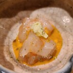 鮨 さかい - ⑦牡丹海老(北海道増毛)、赤雲丹(愛媛県産)
      牡丹海老の産卵期は秋～春、旬も包卵する秋～春、ねっとり食感、身の甘みはしっかり
      赤雲丹は主役の牡丹海老を邪魔せずに味わいを補完しています