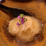 鮨 さかい - ③毛蟹(北海道噴火湾産)解し身真薯、蟹味噌餡、土佐酢ジュレ
      毛蟹の産卵期は晩秋～晩冬、若蟹から親蟹に旬が移り身の旨みが深くなります
      解し身の旨みと中の蟹味噌のコクが口腔内で渾然一体となり幸せに浸ります