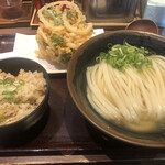 香川 一福 - 左から、かやくご飯、かき揚げ、温かけうどん