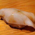 鮨 さかい - ⑫石垣貝(岩手県広田湾産)
      産卵期は冬~春、旬は夏~初秋
      貝の独特な香りは控えめで甘みと旨みが強い
      鳥貝の様に鮮度が良いものは叩くと反射で身が締まり、鯱の様にキュッと反り返る
      こちらでは叩きません