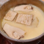 鮨 さかい - ⑧松茸(中国産)、帆立(北海道産)、銀杏の茶碗蒸し
      お出汁の茶碗蒸しで口あたりが非常に滑らか。
      中国産なので香りはそれほどでもありませんが、食感はシャキシャキしてます。