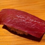 鮨 さかい - ⑮本鮪中トロ(青森県大畑産、215kg)
      鮨ネタは肴の提供中に切り分けられ、提供する間までに室温へ戻されます。
      艶々とした脂が今にも溶けだしそうな程で、旨みが華やかです。