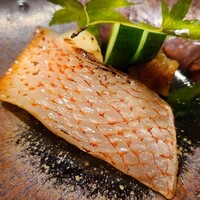鮨 さかい - ⑨炭火焼き釣りきんき(正式名:喜知次、北海道網走産)の西京焼き、醪味噌&胡瓜添え
                    産卵期は晩冬～晩春、旬は秋～冬
                    皮下の脂のりが凄くてプルプルした食感と濃厚な旨みが印象的。