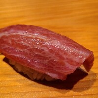 鮨 さかい - ⑯本鮪大トロ(青森県大畑産、215kg)
                    複雑にサシが入り滑らかな脂を予感させます
                    人肌よりも温かめのシャリが、中トロの脂を活性化させ、旨みに奥行きを与えています
                    ネタと技術が渾然一体となっています