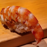 鮨 さかい - ⑰車海老(熊本県天草産)、海老味噌入り
                      産卵期は初夏～初秋、旬は初夏～初秋
                      茹でたての温かい車海老はぷりぷり、温かなシャリがググッと沈み込みます
                      車海老の華やかな甘みと旨味が押し寄せます