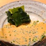 鮨 さかい - ⑥鮟肝酢(北海道余市産)、若布(徳島県鳴門産)
      余市の鮟肝はとても滑らかで旨みも素晴らしい
      先ほどの肝酢を若布を使って拭い取る様に頂きました。