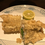 Tempura Shinjuku Tsuna Hachi - 秋の浜風７２６０円。太刀魚。大ぶりで肉厚な太刀魚は、ホクホクの身が心地よく、独特の風味と挟まれた大葉がマッチして、とーっても美味しかったです（╹◡╹）（╹◡╹）