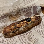 パンやきどころ RIKI - ドライストロベリーとホワイトチョコのバトン ¥300