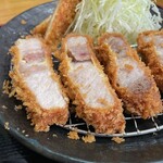 とんかつ 栄ちゃん - レフトサイド。クリーミーな赤身。