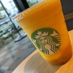 STARBUCKS COFFEE - マンゴーパッションティーフラペチーノ グランデ 595円 シトラス果肉追加＋110円