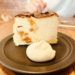 MONZ CAFE - バスクチーズケーキ(あんず)640円
