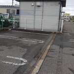食パン専門店5+ - 店舗裏駐車場(少なくとも5台は駐車可能、店舗前にも3台あり)