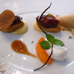 レストラン タテル ヨシノ 銀座 - アプリコットのタタンにラベンダーの香りを添えて