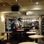 俺の割烹 - 2階席です、奥にグランドピアノがあります。