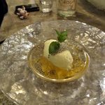 オシノ - (2)バジルシードがかかった、ココナツアイス、下はパイナップルジュレ