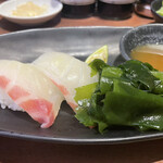 回転寿司 北海素材 - 朝〆活真鯛と鳴門ワカメ、ポン酢と酢橘で