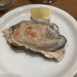 NAGOYA OYSTER BAR - 生牡蠣に黒胡椒とタバスコかけて。