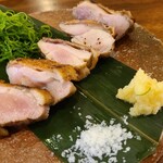 CHIKICHIKI - ④ももたたき(若鶏、但馬鶏)、おろし生姜、刻み葱、塩
            地鶏ではないので旨みは穏やかだけど、ふっくらと軟らかくジューシーな焼き上がり。
            焼き方で旨みを回している感じがします。