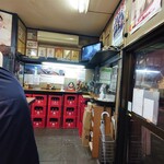 かるちゃん - 店内右上のジョンとド酔っ払い父さんの背中