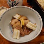 利久庵 - 鴨肉・焼きねぎと蕎麦つゆと別盛りで登場