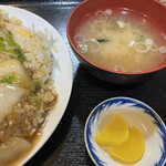 ポンポ子 - 付け合わせの味噌汁、漬物