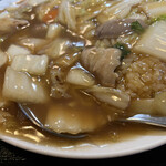 ポンポ子 - 溢れんばかりの熱々の餡。白菜、豚バラ肉などの具材がたっぷり。ボリューム満点‼︎