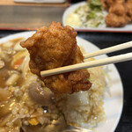 ポンポ子 - 醤油の下味がついた鳥もも肉をカラッと揚がっている唐揚げ。旨い！
