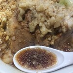 Yume Wo Katare Toyama - 先ずは汁をば。
                        
                        おぉぉぉ！カネシ(ココではそう呼ぶのかは知らんが)が効いた乳化してない塩っぱいけど美味い汁ヽ(´o｀
                        
                        色も濃ゆパワフル系。
                        
                        