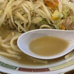 Charanporan - 鶏ガラと野菜でじっくり炊き上げた黄金色の清湯スープを中華鍋で乳化させたスープはどこか懐かしい味でした