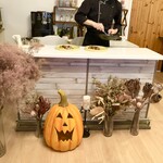 スープとカレー ボンジョルネ - ジャック・オー・ランタンが見守る中での盛り付け（笑）