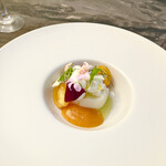 スープとカレー ボンジョルネ - ●前菜
      紅ズワイ蟹とオキサリスを添えたカリフラワーのブラマンジェ
      カリフラワーのムースとクリームチーズと柿のソースで