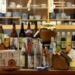 とう七 - カウンター上の酒類