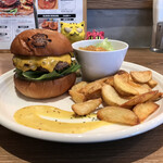 The Burger Stand N’s - チーズバーガー　1,243円(税込)　※横からも