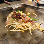 Okonomiyaki Teppanyaki Bonkuraya - 砂肝もやし炒め