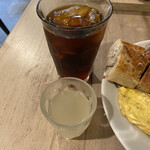 Katane kafe - オムレツセットに付いていたジュースとアイスコーヒー