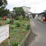 禾食や - 手前に看板があります。車で奥に進みます。