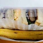 スリーコンカフェ - サンドイッチとバナナ