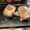 やっぱりステーキ - 右側、ロースステーキ150g、1100円税込スープ、サラダ、ライス付きの素晴らしさ、左側が、替え肉オーダーのハンバーグ100g、500円税込