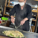 焼肉 新さよ - 店主焼き焼き中〜♪