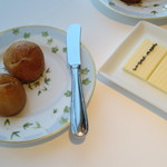 オーグードゥジュール ヌーヴェルエール - 自家製パンとバター。