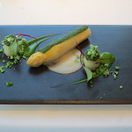 オーグードゥジュール ヌーヴェルエール - 菜の花やハーブの緑がきれいなフランス産アスパラの皿です。